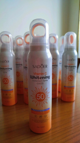 اسپری ضدآفتاب صورت و بدن ویتامین سی بی رنگ SPF50
